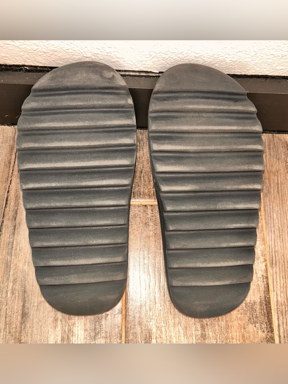 Men’s Slate Gray Adidas Yeezy Slides - Picture 8 of 8